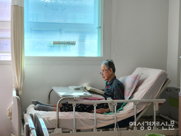 국내 한 요양원에 입소한 치매 환자가 책을 읽고 있다. /김현우 기자