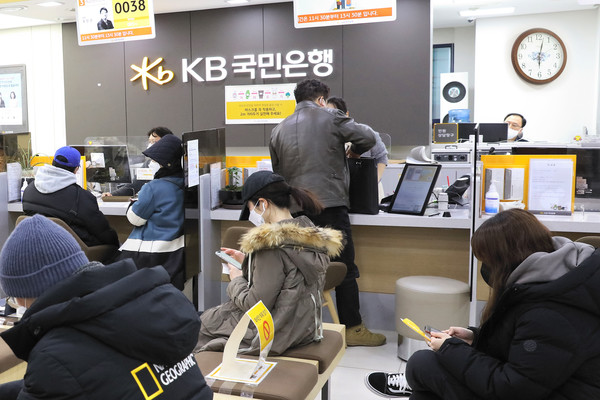 국민은행의 '9to6 뱅크' 점포 모습. 오후 4시까지 획일적이었던 은행 영업시간에 변화의 바람이 불고 있다. /KB금융지주