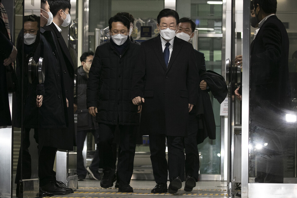 성남FC 후원금 의혹 사건과 관련해 이재명 더불어민주당 대표가 10일 오후 경기도 성남시 수원지방검찰청 성남지청에서 조사를 받은 뒤 검찰청사를 나서고 있다. /연합뉴스