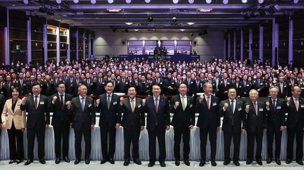 윤석열 대통령(앞줄 가운데)이 지난 2일 오후 서울 강남구 코엑스에서 열린 2023 경제계 신년인사회에서 경제인들과 기념촬영을 하고 있다. /연합뉴스