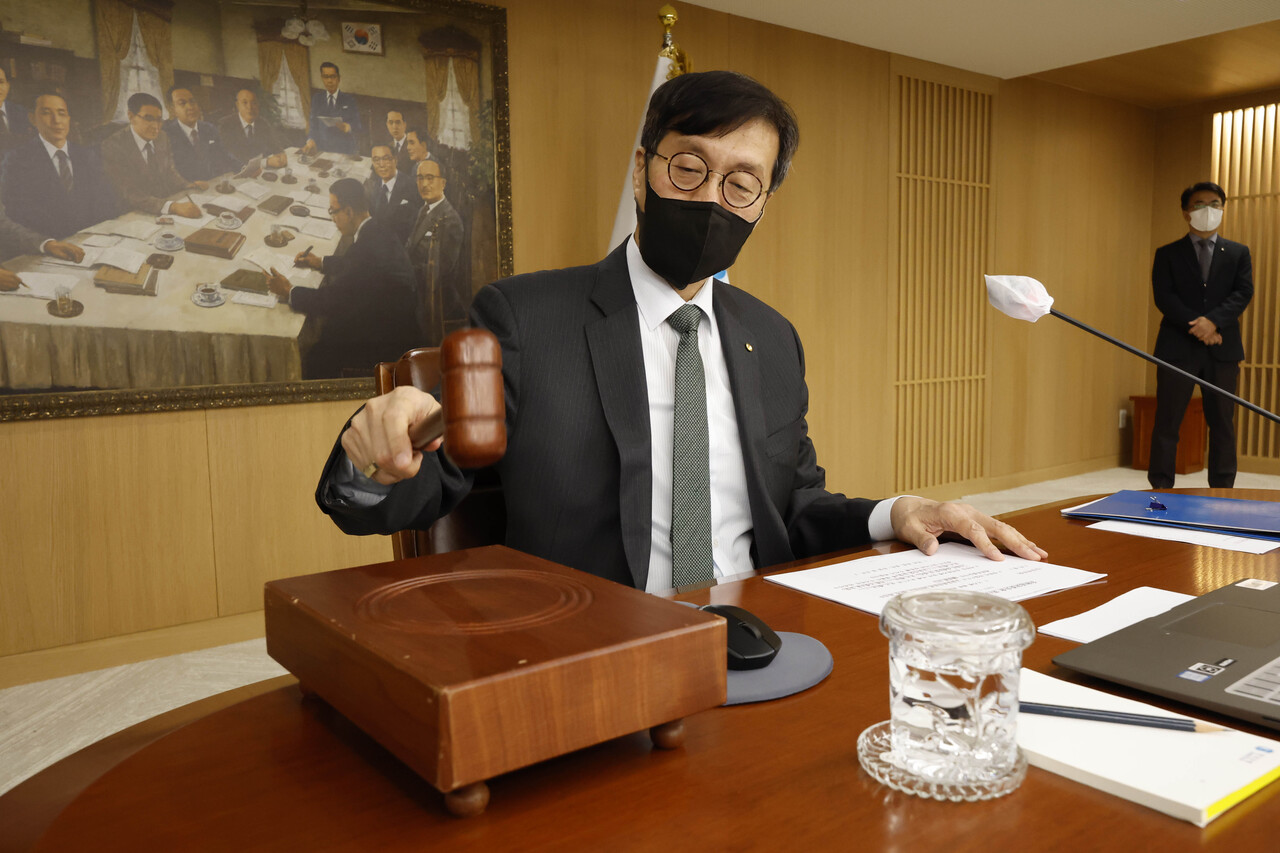 한국은행 금융통화위원회(금통위)는 현 기준금리(3.25%)에서 0.25%포인트 인상, 기준금리를 3.5%로 상향 조정했다고 밝혔다. 사진은 의사봉 두드리는 이창용 한은 총재 /연합뉴스