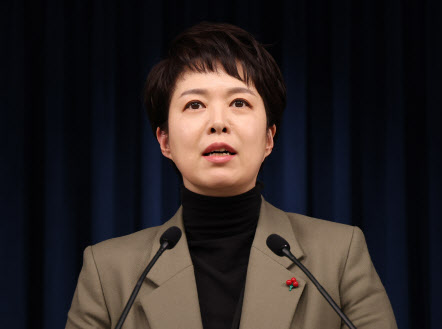 김은혜 대통령실 홍보수석이 13일 오후 서울 용산 대통령실 청사에서 윤석열 대통령의 나경원 저출산고령사회위원회 부위원장 해임 관련 브리핑을 하고 있다. / 연합뉴스
