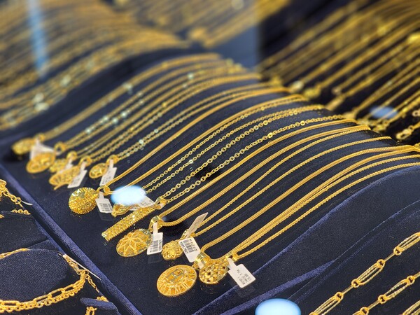 ‘스태리 주얼리(Starry Jewelry)’의 베스트 셀러인 와이어 가공을 이용한 목걸이 체인과 펜던트가 진열장을 가득 채우고 있다. /김현우 기자