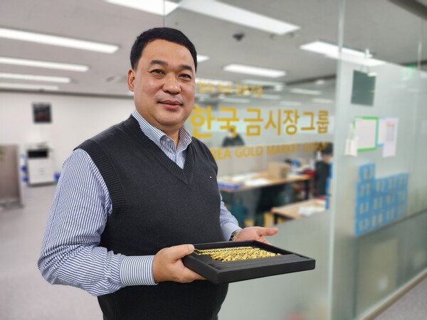 조태호 대표가 오랜 기간 동안 구상해 왔던 ‘기술 제조’로 만든 순금 제품을 들업이고 있다. /김현우 기자