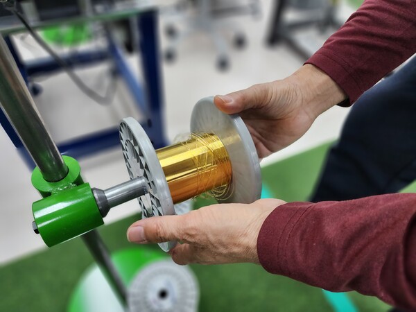 금선으로 제품을 만드는 와이어 가공장치 /김견우 기자