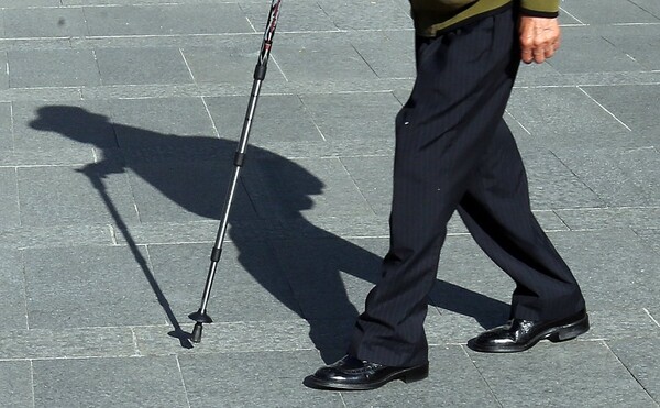 거리를 걷고 있는 한 노인 /연합뉴스