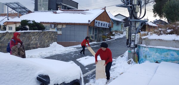 아침 일찍 골목에 눈 치우기 하는 친구들과 토끼모자 쓴 여인과의 만남이 새롭다. /사진=송미옥