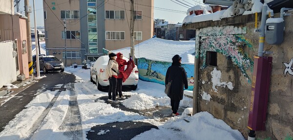 골목골목 역사와 스토리를 들려주는 여인 덕분에 목포를 사랑하게 되었다. /사진=송미옥