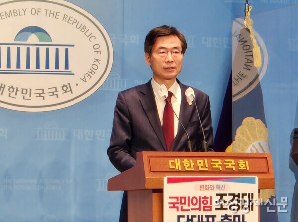 조경태 국민의힘 의원이 서울 여의도 국회 소통관에서 기자회견을 하고 있다. /최수빈 기자