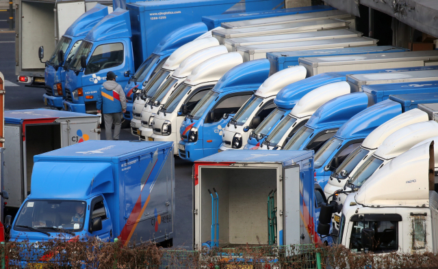 서울의 한 CJ대한통운 지점에 택배 차량이 멈춰 서 있다. /연합뉴스