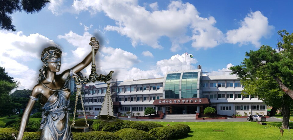 순창군청 전경과 정의의 여신 유스티티아의 모습 /순창군청, 언스플래쉬