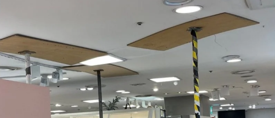 16일  NC백화점 야탑점 2층 천장에 균열이 발생했다. /맘스홀릭베이비