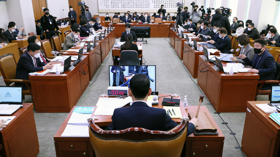 16일 오전 국회 법제사법위원회에서 열린 전체회의에서 김도읍 위원장이 회의를 주재하고 있다. /연합뉴스