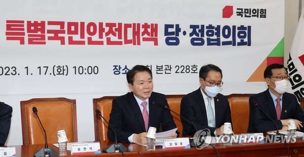 국민의힘 성일종 정책위의장이 17일 오전 서울 여의도 국회에서 열린 설맞이 안전안심대책 관련 당정협의회에서 발언하고 있다. /연합뉴스