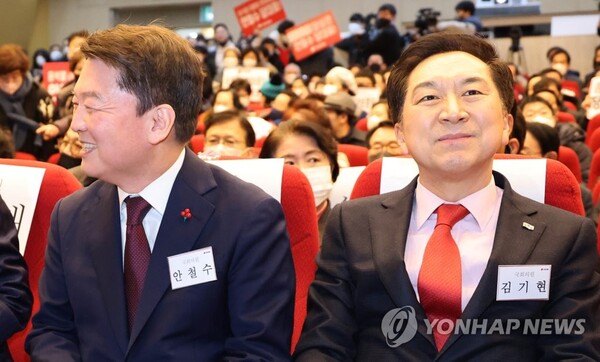 국민의힘 서울 양천갑 당원대회에서 당대표에 출마한 김기현 의원(오른쪽)과 안철수 의원이 자리에 앉아 있다. /연합뉴스 