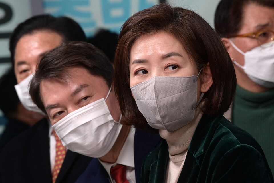 국민의힘 나경원 전 의원과 안철수 의원이 11일 오후 서울 여의도 국민의힘 중앙당사에서 열린 국민의힘 서울시당 신년인사회에 참석해 있다. /국회사진기자단=연합뉴스