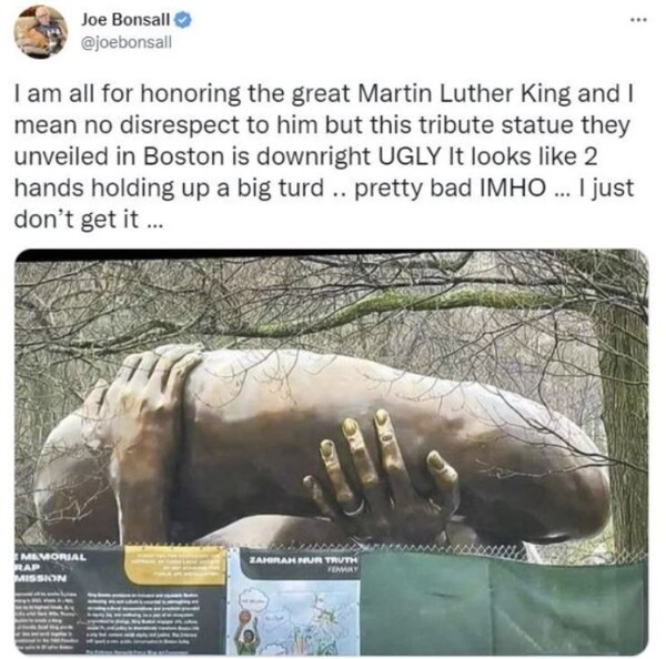 미국 가수 조 본설의 글. 그는 "마틴 루터 킹을 기리는 것에 전적으로 찬성하고 고인에 무례를 범할 뜻은 없지만 보스턴에서 공개된 이 헌정 동상은 못생겼다. 큰 똥을 들고 있는 두 손처럼 보인다"고 비판했다. 해당 게시글에는 남성의 신체 부위가 연상된다는 댓글도 달렸다. /트위터 캡처