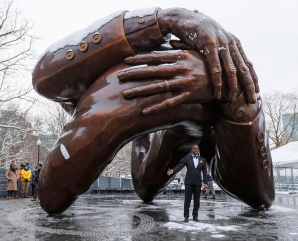 미국 인권 운동가 마틴 루서 킹을 추모하기 위해 제작된 청동 조형물 '포옹'. /EPA 연합뉴스