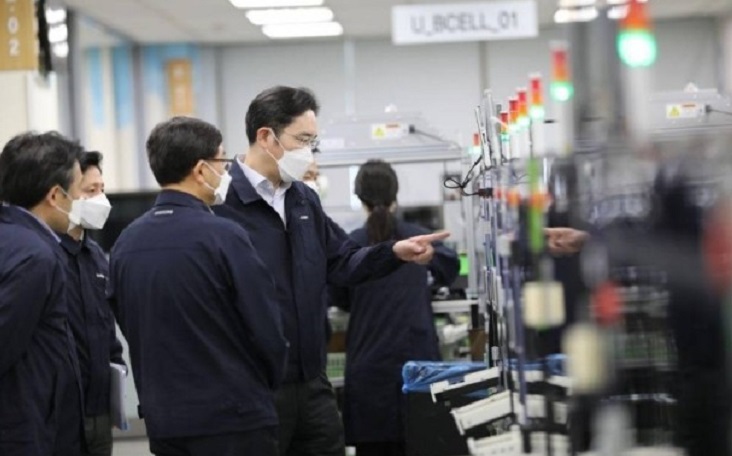 삼성전자 반도체 부문이 지난해 4분기 14년 만에 적자를 보면서 이재용 삼성전자 회장의 고민이 커졌다. 반도체 생산 라인을 둘러보고 있는 이재용 회장. /삼성전자