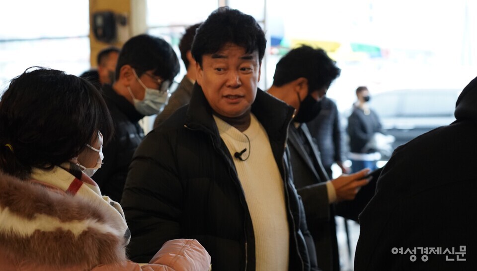 15일 예산시장을 방문한 백종원 더본코라아 대표이사가 현장 시찰을 마친 뒤 더본 관계자와 이야기하고 있다. 백종원 대표는 일요일에 종종 예산시장을 방문하고 있다. /이상헌 기자