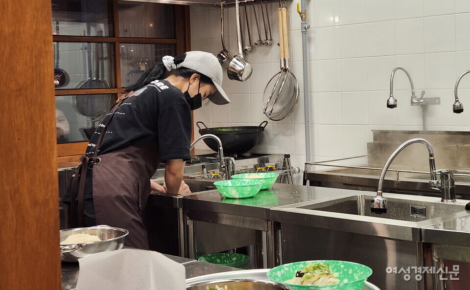 20대 청년 사장인 이민선 씨는 대학교를 졸업하자마자 자신의 가게를 운영하고 있다. 시종일관 얼굴에 미소를 띠며 하루하루 열심히 살아가고 있다. /김혜선 기자