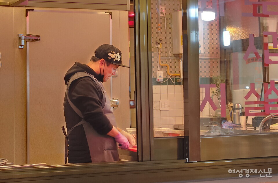 양정모 씨는 45년간 살아온 예산군에 터를 잡았다. 프로 사장님을 내려놓고 다시 기초부터 다져, 신광정육점을 운영하고 있다. /김혜선 기자