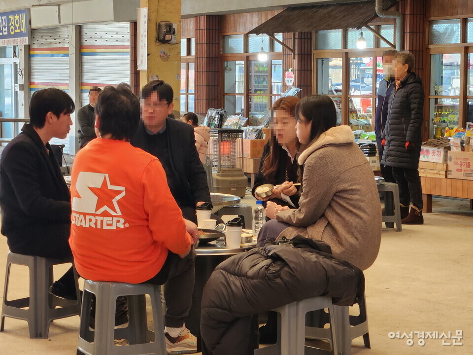 예산상설시장을 찾은 시민들이 자리에 모여 점심을 먹고 있다. /김혜선 기자
