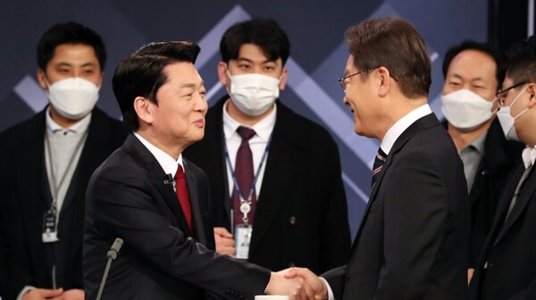 지난해 3월 2일 저녁 서울 영등포구 KBS 본관 스튜디오에서 열린 중앙선거관리위원회 주관 제20대 대통령선거 후보자 3차 사회분야 방송토론회에서 국민의당 안철수 대선 후보와 더불어민주당 이재명 대선 후보가 악수하고 있다. /연합뉴스