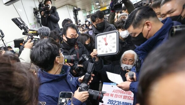 박경석 전국장애인차별철폐연대(전장연) 공동상임대표가 18일 오전 서울 종로구 지하철 4호선 혜화역 승강장에서 서울시의 오세훈 시장과 전장연의 비공개 면담 참여 제안에 대한 입장을 발표하고 있다. /연합뉴스