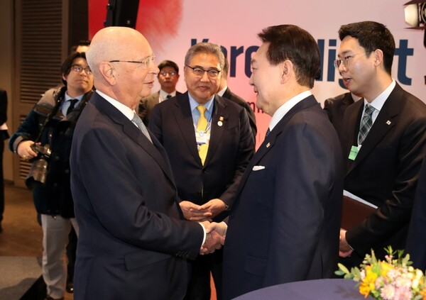 세계경제포럼(WEF·다보스포럼) 참석차 스위스를 방문 중인 윤석열 대통령이 18일(현지시간) 다보스 아메론 호텔에서 열린 ‘한국의 밤’ 행사에서 클라우스 슈밥 WEF 회장과 인사를 나누고 있다. /연합뉴스