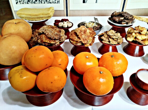 우리의 차례 문화는 사라지지 않고 달라졌다. 차례와 제사는 그 자체가 힘든 게 아니라 준비과정이 힘들어서 외면당한다고 생각한다. /게티이미지뱅크