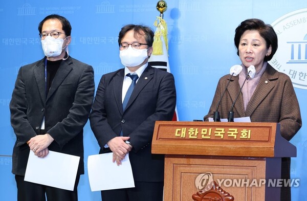 더불어민주당 이태원참사 대책본부 소속 의원들이 19일 국회 소통관에서 이태원참사 특별재난지역 소상공인·자영업자 지원을 촉구하는 기자회견을 하고 있다. 왼쪽부터 박주민·이동주·남인순 의원. /연합뉴스