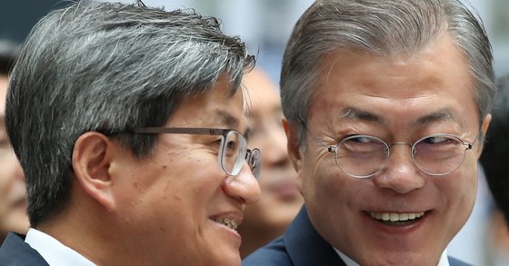 김명수 대법원장(왼쪽)과 문재인 전 대통령 /연합뉴스