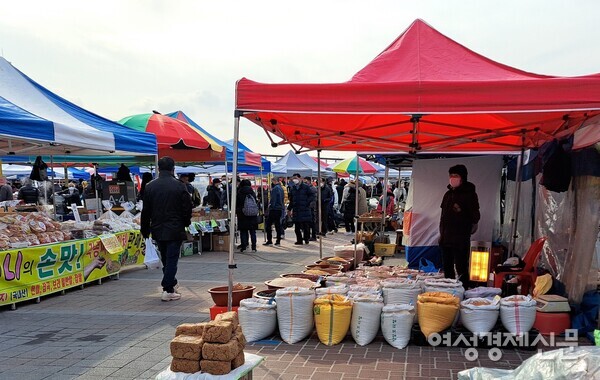 모란시장 장사가 설 대목임에도 예년 같지 않은 모습이다. /이상무 기자
