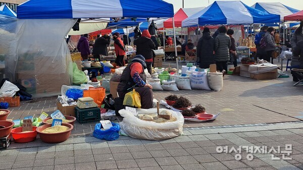 모란시장 방문객들은 쉽사리 지갑을 열지 않았다. /이상무 기자