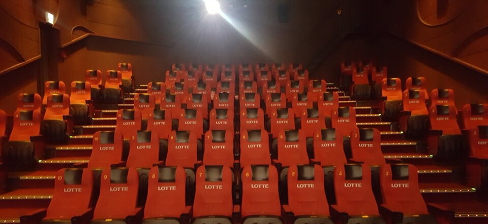 영화진흥위원회에 따르면 지난해 총 영화 관객 수는 1억1280만명이었다. 하지만 2018년의 2억1639만명과 2019년의 2억2668만명의 총 영화 관객 수와 비교하면 50% 수준에 불과했다. /연합뉴스