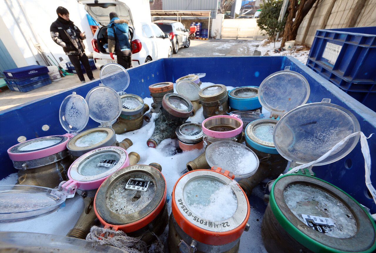 전국에 한파특보가 발령된 가운데 이날 오후 2시 경기 북부와 강원내륙 및 산지는 기온이 영하 15도 내외로 떨어졌다. 사진은 동파된 수도 계량기들 /연합뉴스