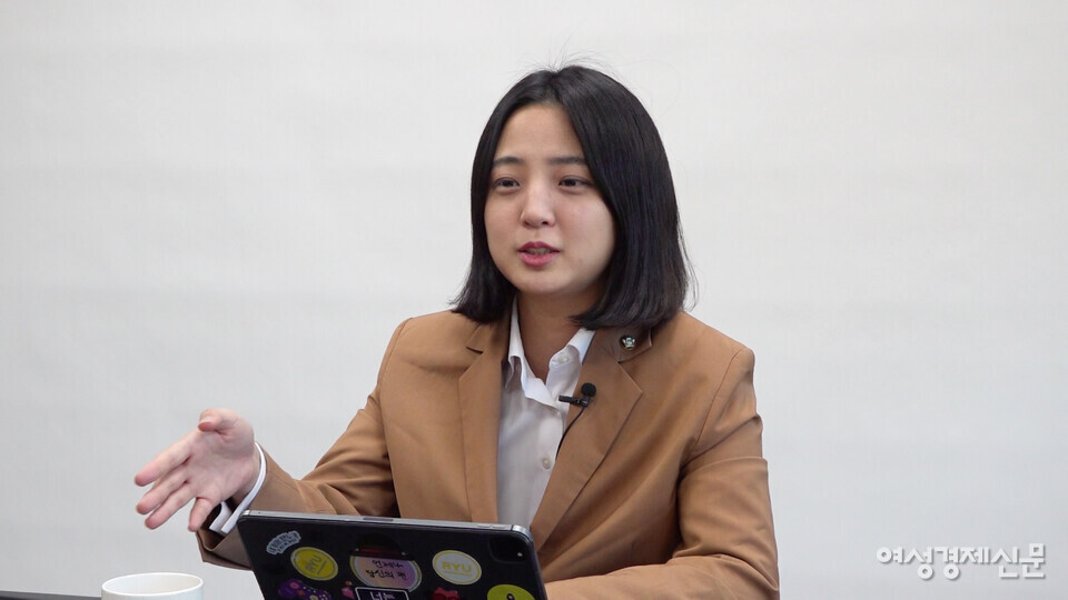 류호정 정의당 의원이 16일 서울 여의도 국회 의원회관 사무실에서 여성경제신문과 인터뷰하고 있다. /장세곤 기자