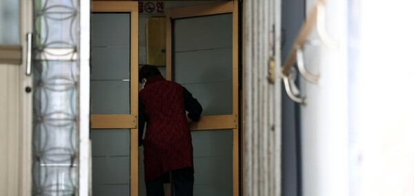서울시에 위치한 한 경로당으로 향하는 노인 /연합뉴스