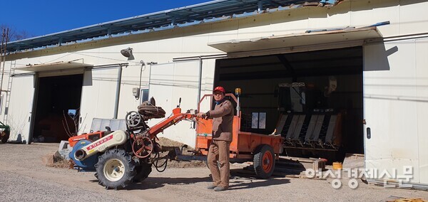마을에서 공동으로 사용하는 농기계들을 보관할 창고 지을 터를 경수 형님이 제공하고 20년 동안 마을에서 사용하기로 약속을 했다고 한다. 그런데 20년이 지나자 경수 형님은 계약기간이 끝났다고 창고 위에 태양광을 설치해 버렸다. 공동 농기계들을 보관 중인 마을 공동창고 /사진=정진권