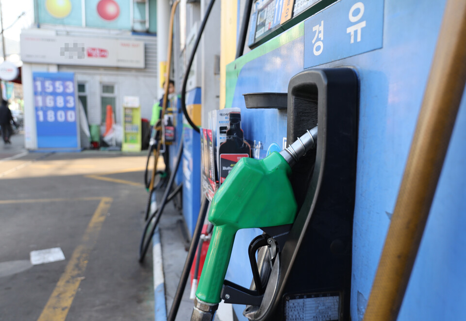 국내 정유업계가 잇달아 대규모 성과급을 지급하자, '횡재세'를 도입해야 한다는 주장이 또다시 제기됐다. 서울시의 한 주유소 모습 /연합뉴스