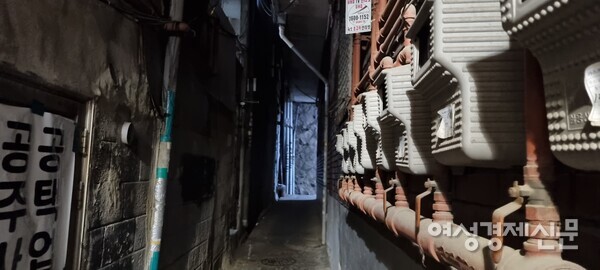 난방비 감면 혜택을 누리지 못하는 취약계층이 늘고 있다. 서울시 동자동에 위치한 한 주택 골목. /김현우 기자