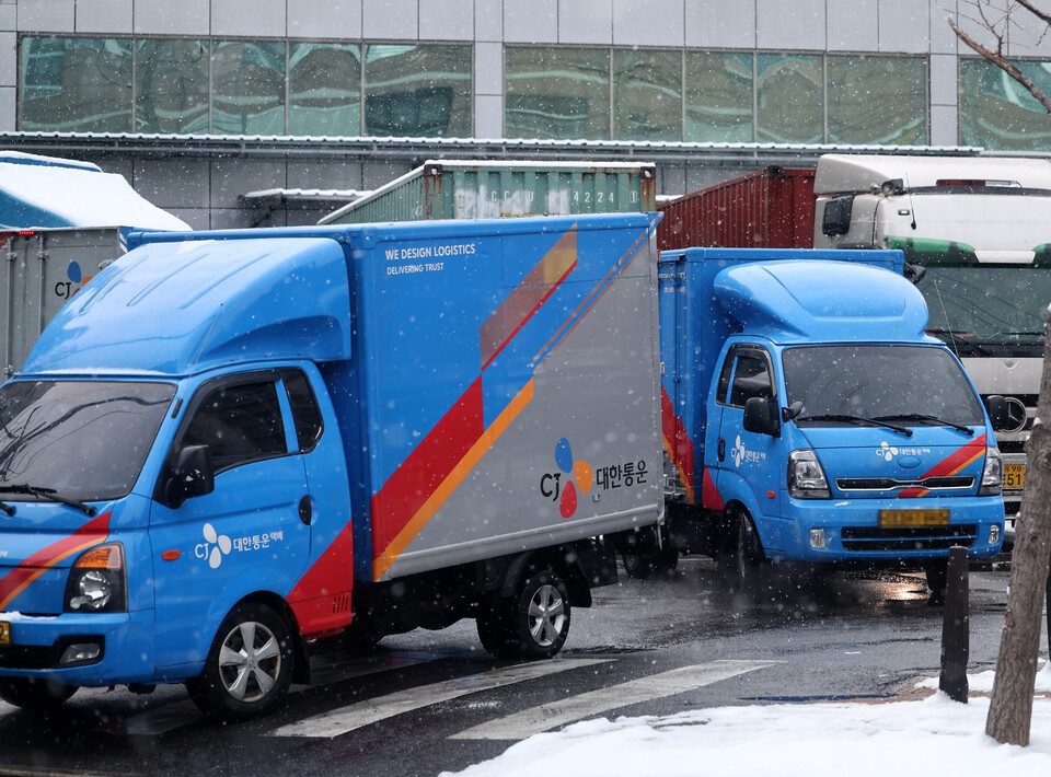 CJ대한통운 본부가 부분파업에 돌입한 26일 오전 서울에 위치한 CJ대한통운 택배 터미널의 모습. /연합뉴스