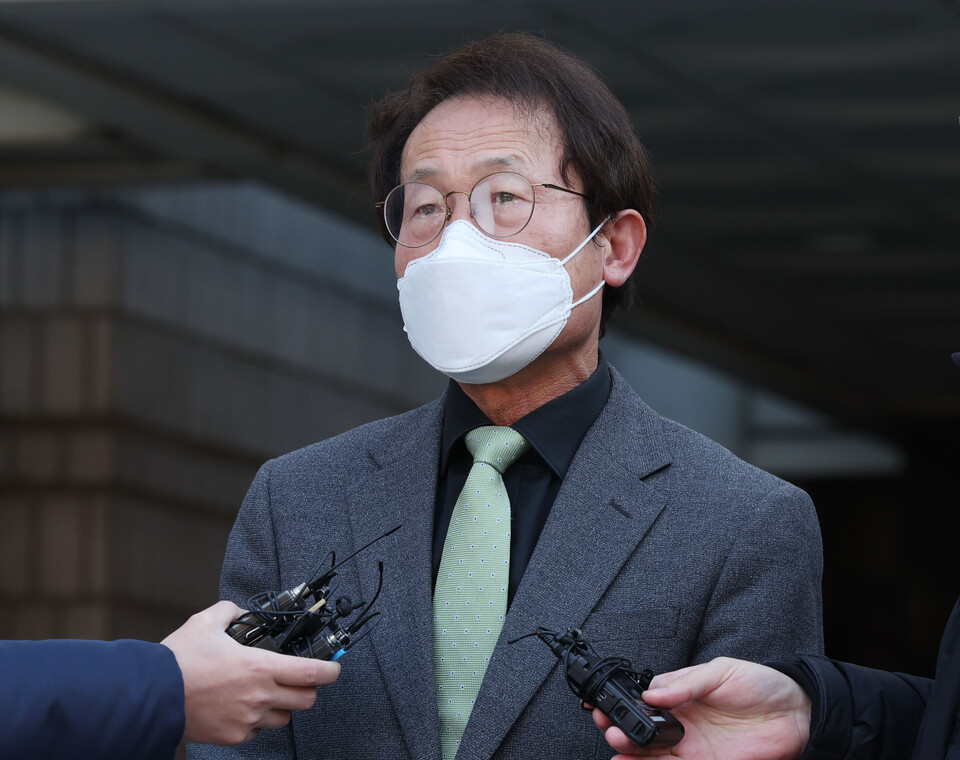 해직 교사 부정 채용 의혹을 받는 조희연 서울시교육감이 27일 오후 서울 서초구 서울중앙지법에서 열린 1심 선고 공판에서 징역 1년 6개월에 집행유예 2년을 선고받은 뒤 취재진의 질문에 답하고 있다. /연합뉴스