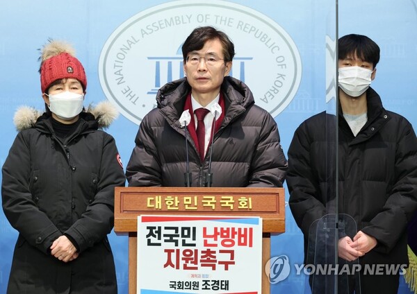 국민의힘 당권주자인 조경태 의원이 29일 국회 소통관에서 전국민 난방비 지원을 촉구하는 기자회견을 하고 있다. /연합뉴스