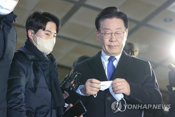 위례·대장동 개발 비리 사건과 관련해 피의자 신문 조사를 마친 더불어민주당 이재명 대표가 28일 오후 서울 서초구 서울중앙지방검찰청에서 차량으로 향하고 있다. /연합뉴스