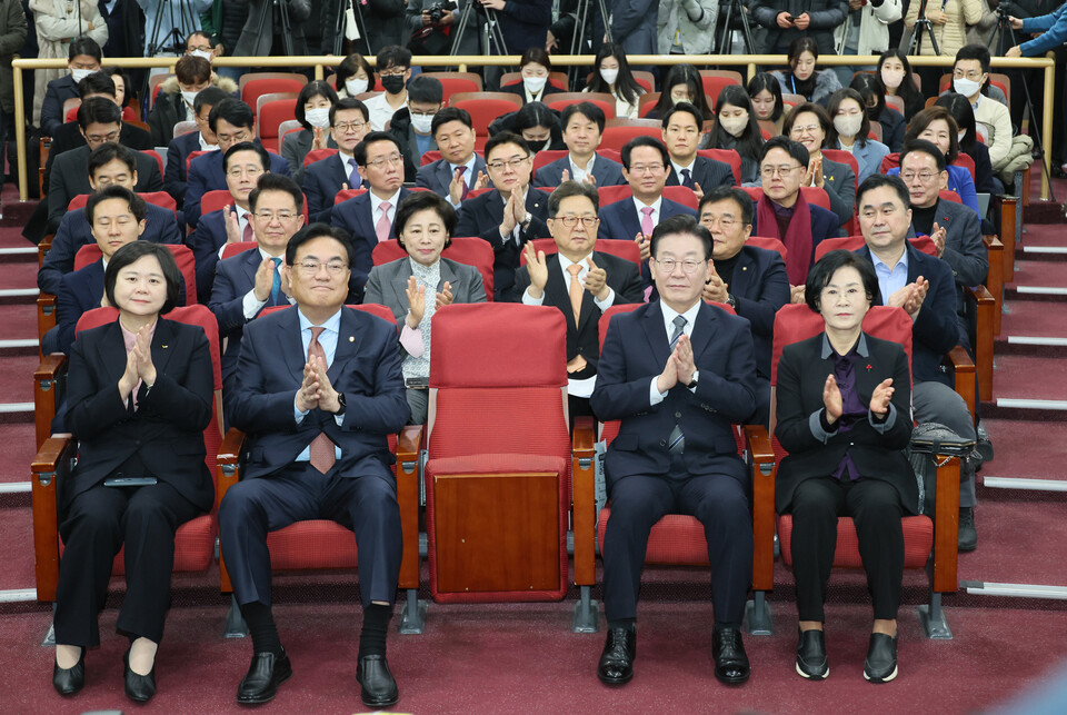 국민의힘 정진석 비상대책위원장과 더불어민주당 이재명 대표가 30일 오전 국회 의원회관에서 열린 초당적 정치개혁 의원모임 출범식에서 김진표 국회의장의 격려사를 들으며 박수치고 있다. 앞줄 왼쪽부터 정의당 이정미 대표, 정 비대위원장, 이 대표, 김상희 전 국회부의장. /연합뉴스