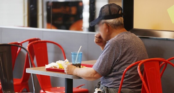 한 어르신이 서울 시내 한 패스트푸드점에서 식사하고 있다. /연합뉴스