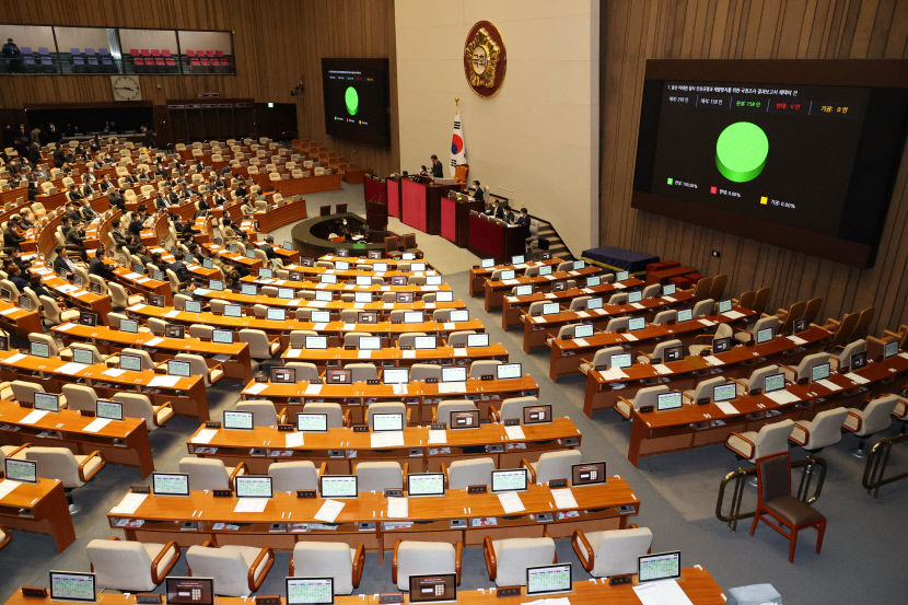 30일 오후 국회에서 열린 본회의에서 이태원 참사 진상규명과 재발방지를 위한 국정조사 결과보고서 채택의 건이 여당인 국민의힘 의원들이 퇴장한 가운데 표결 통과되고 있다. /연합뉴스