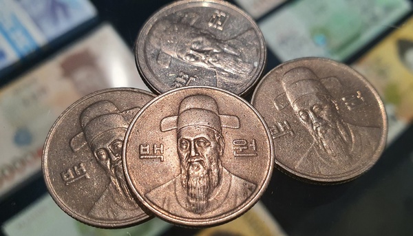 한국은행 화폐박물관에 전시된 화폐 위에 놓인 100원짜리 동전 /연합뉴스